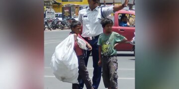 Little Boy Feet Were Burning Without Slipper Traffic Policeman Did This Viral Photo Winning The Internet