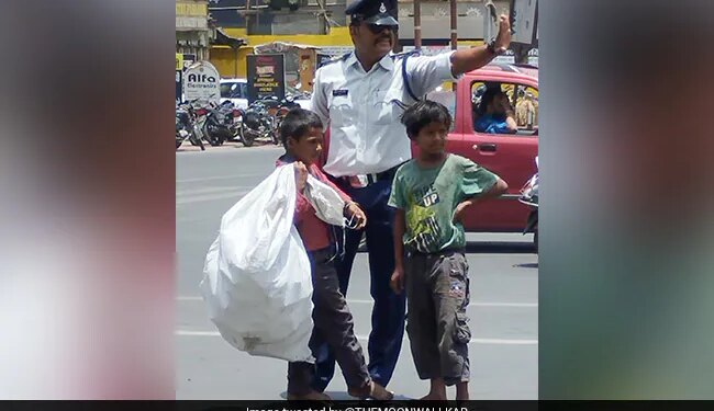 Little Boy Feet Were Burning Without Slipper Traffic Policeman Did This Viral Photo Winning The Internet