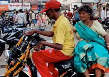 A Beggar Bought A Moped For 90 Thousand And Gifted It To His Wife In Chhindwara – मध्यप्रदेश में भिखारी ने 90 हजार में मोपेड खरीदकर पत्नी को किया गिफ्ट, चारों तरफ हैं प्यार के चर्चे