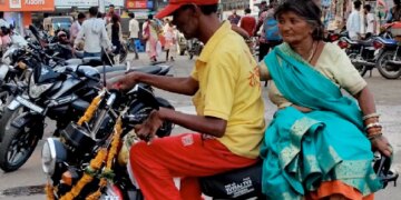 A Beggar Bought A Moped For 90 Thousand And Gifted It To His Wife In Chhindwara – मध्यप्रदेश में भिखारी ने 90 हजार में मोपेड खरीदकर पत्नी को किया गिफ्ट, चारों तरफ हैं प्यार के चर्चे