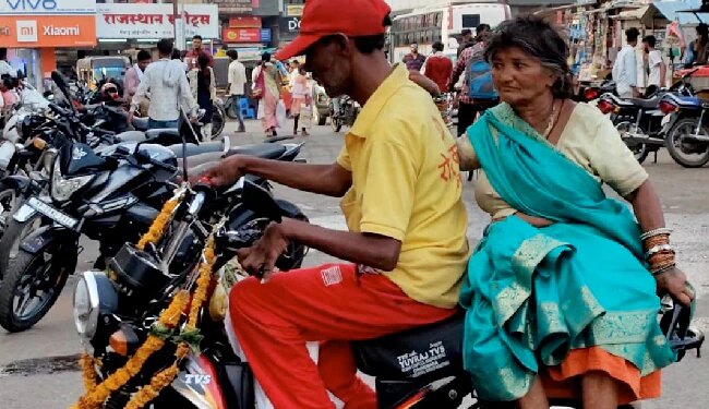 A Beggar Bought A Moped For 90 Thousand And Gifted It To His Wife In Chhindwara – मध्यप्रदेश में भिखारी ने 90 हजार में मोपेड खरीदकर पत्नी को किया गिफ्ट, चारों तरफ हैं प्यार के चर्चे