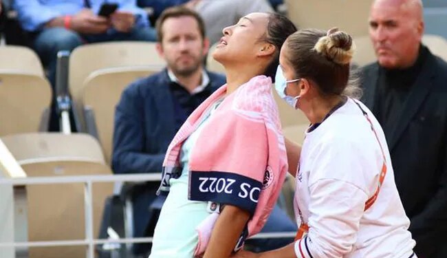 Wish I Can Be A Man, Says Chinas Zheng Qinwen As Stomach Cramps End French Open Bid Know More Details – पीरियड्स के दर्द के कारण मैच हारने वाली चीन की टेनिस खिलाड़ी ने कहा