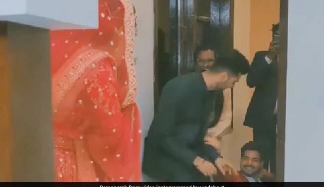 Groom Friends Lost Their Senses After Seeing The Beautiful Bride Everyone Fell In Front Her As Soon As The Door Opened See Funny Wedding Video