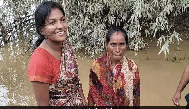 IAS Keerthi Jalli Visit Assam Floods Reached Village By Boat And Working Barefoot In The Mud Wins Internet Heart Goes Viral