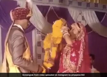 Bride Threw The Garland On The Groom In Anger People Were Horrified To See Such A Way Of Wearing It See Viral Video – दुल्हन ने गुस्से में उठाकर दूल्हे पर फेंक दी वरमाला, पहनाने का ऐसा तरीका देख डर गए लोग, बोले