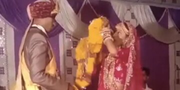Bride Threw The Garland On The Groom In Anger People Were Horrified To See Such A Way Of Wearing It See Viral Video – दुल्हन ने गुस्से में उठाकर दूल्हे पर फेंक दी वरमाला, पहनाने का ऐसा तरीका देख डर गए लोग, बोले