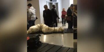 Strange Packing Luggage Reached The Luggage Belt Of The Airport People Were Surprised To See