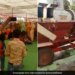 Jugaad To Welcome Baraat With Cool Air In Heat Wave Thresher Machine Was Installed In Front Of The Tent See Viral Video – तपती गर्मी में बारातियों को ठंडी हवा देने के लिए धांसू जुगाड़, टेंट के सामने लगा दी थ्रेशर मशीन, लोग बोले