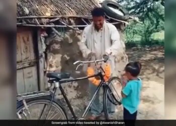 Man Bought A Second Hand Bicycle Worshiped With Son Both Of Them Were So Happy As If They Had Bought A Mercedes Car Video Will Win Hearts
