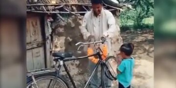 Man Bought A Second Hand Bicycle Worshiped With Son Both Of Them Were So Happy As If They Had Bought A Mercedes Car Video Will Win Hearts