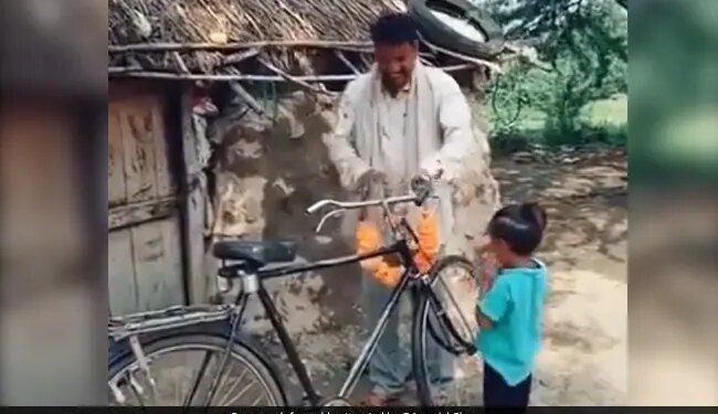 Man Bought A Second Hand Bicycle Worshiped With Son Both Of Them Were So Happy As If They Had Bought A Mercedes Car Video Will Win Hearts