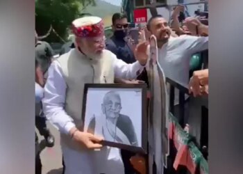 PM Stopped The Car To Take Sketch Of His Mother, People Said- Modi Loves His Mother A Lot! – पीएम ने अपनी मां का स्केच लेने के लिए रुकवाई कार, लोगों ने कहा