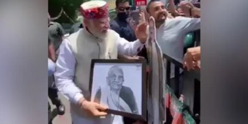 PM Stopped The Car To Take Sketch Of His Mother, People Said- Modi Loves His Mother A Lot! – पीएम ने अपनी मां का स्केच लेने के लिए रुकवाई कार, लोगों ने कहा