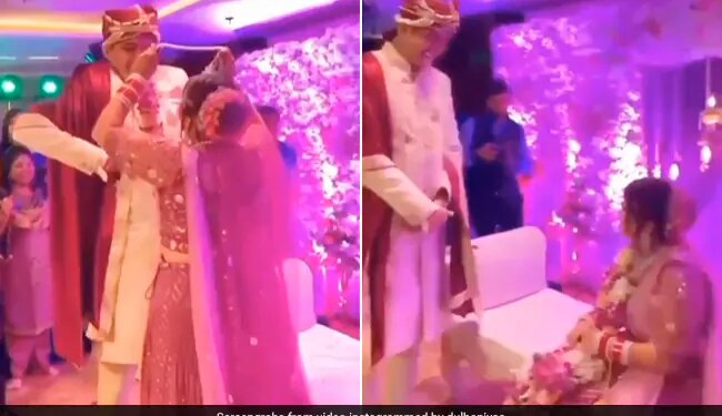 Groom Was Teasing Bride During Varmala Then Bride Did The Trick Sat On The Stage And Then Did Something Like This Watch Viral Video – दूल्हा नहीं डालने दे रहा था वरमाला, फिर दुल्हन ने चली चाल, स्टेज पर ही बैठ गई और फिर किया कुछ ऐसा