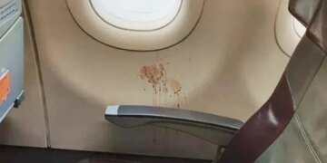 Inside The Flight Man Had Spit Paan Photo Goes Viral IAS Said Someone Left His Identity – फ्लाइट के अंदर किसी ने थूक दिया था पान, वायरल हुई फोटो, IAS बोला