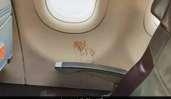Inside The Flight Man Had Spit Paan Photo Goes Viral IAS Said Someone Left His Identity – फ्लाइट के अंदर किसी ने थूक दिया था पान, वायरल हुई फोटो, IAS बोला