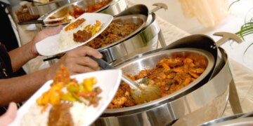 Baarati Create Ruckus In Marriage For Food Swarm Of Guests Running Never Seen Before Viral Video Shadi Ka Khana Baarat Ka Video – बारातियों में खाने के लिए मची भगदड़, जैसे ही आवाज़ आई- खाना खा लो, मच गया कोहराम