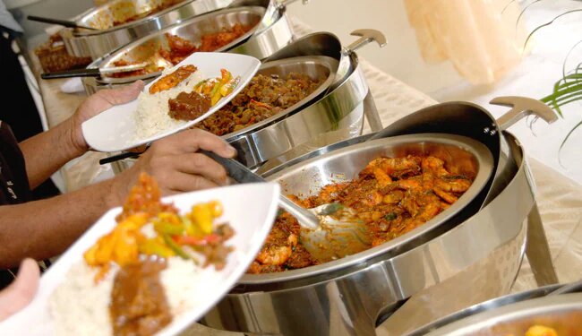 Baarati Create Ruckus In Marriage For Food Swarm Of Guests Running Never Seen Before Viral Video Shadi Ka Khana Baarat Ka Video – बारातियों में खाने के लिए मची भगदड़, जैसे ही आवाज़ आई- खाना खा लो, मच गया कोहराम