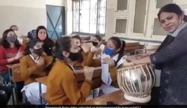 Government School English Teacher Video Of Song With The Children Video Creates Sensation Viral On Social Media