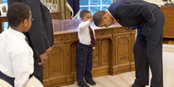Barack Obama Again Met The Child Who Caressed The Then President Head The Video Is Going Viral