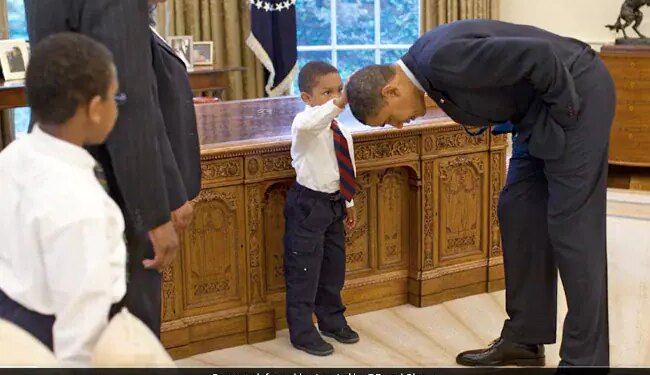 Barack Obama Again Met The Child Who Caressed The Then President Head The Video Is Going Viral