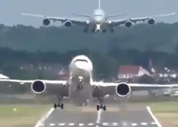 एक ही रनवे पर एक प्लेन का टेक ऑफ़ दूसरे की लैंडिंग देख हैरान हो जाएंगे आप, वीडियो हुआ वायरल