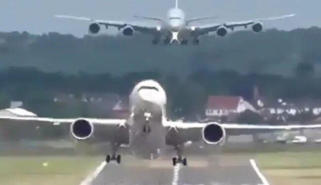 एक ही रनवे पर एक प्लेन का टेक ऑफ़ दूसरे की लैंडिंग देख हैरान हो जाएंगे आप, वीडियो हुआ वायरल