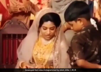 Money Fell From The Bride Hand Then A Little Boy Picked Up Note By Leg With Swag Funny Video Viral – दुल्हन ने इशारे से कहा- पैसे उठा दो, बच्चे ने पैर से उठाकर दिया नोट, स्वैग देख लोग बोले