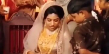 Money Fell From The Bride Hand Then A Little Boy Picked Up Note By Leg With Swag Funny Video Viral – दुल्हन ने इशारे से कहा- पैसे उठा दो, बच्चे ने पैर से उठाकर दिया नोट, स्वैग देख लोग बोले