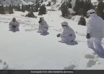 VIDEO: ITBP Personnel Were Seen Playing An Interesting Game Of Childhood Amidst The Snow On The Mountain, People Saluted The Spirit