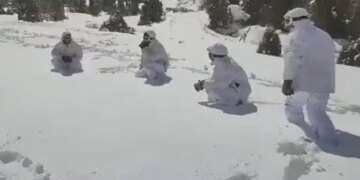 VIDEO: ITBP Personnel Were Seen Playing An Interesting Game Of Childhood Amidst The Snow On The Mountain, People Saluted The Spirit