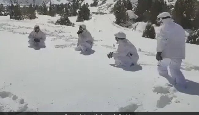 VIDEO: ITBP Personnel Were Seen Playing An Interesting Game Of Childhood Amidst The Snow On The Mountain, People Saluted The Spirit
