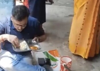 एक डीएम ऐसा भी : मिड डे मिल का जायजा लेने के लिए जमीन पर बैठकर छात्रों के साथ भोजन किया