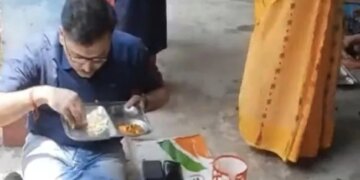 एक डीएम ऐसा भी : मिड डे मिल का जायजा लेने के लिए जमीन पर बैठकर छात्रों के साथ भोजन किया