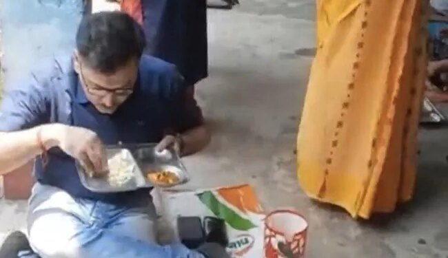 एक डीएम ऐसा भी : मिड डे मिल का जायजा लेने के लिए जमीन पर बैठकर छात्रों के साथ भोजन किया