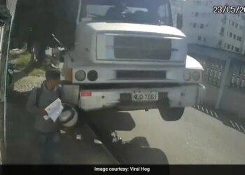 Viral Video Miraculously Man Escapes Truck Accident And Got Lucky – Viral Video : चमत्कारी ढंग से ट्रक की चपेट में आने से बच गया यह शख़्स