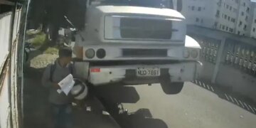 Viral Video Miraculously Man Escapes Truck Accident And Got Lucky – Viral Video : चमत्कारी ढंग से ट्रक की चपेट में आने से बच गया यह शख़्स