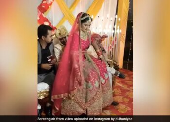 Bride Sat On Groom Lap When Friends Did Not Gave Space Guests Shocked To See It Watch Viral Video – दोस्तों ने स्टेज पर नहीं छोड़ी जगह, तो दूल्हे की गोद में ही बैठ गई दुल्हन, देखकर हैरान रह गए सभी लोग