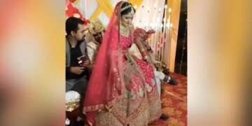 Bride Sat On Groom Lap When Friends Did Not Gave Space Guests Shocked To See It Watch Viral Video – दोस्तों ने स्टेज पर नहीं छोड़ी जगह, तो दूल्हे की गोद में ही बैठ गई दुल्हन, देखकर हैरान रह गए सभी लोग
