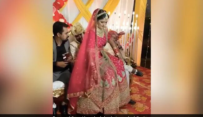 Bride Sat On Groom Lap When Friends Did Not Gave Space Guests Shocked To See It Watch Viral Video – दोस्तों ने स्टेज पर नहीं छोड़ी जगह, तो दूल्हे की गोद में ही बैठ गई दुल्हन, देखकर हैरान रह गए सभी लोग