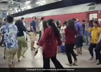 When The Train Arrived Before Time, The Passengers Started Doing Garba With Joy, The Railway Minister Said – Happy Journey! – समय से पहले पहुंची ट्रेन तो खुशी से झूम कर गरबा करने लगे यात्री, रेल मंत्री ने कहा