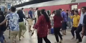 When The Train Arrived Before Time, The Passengers Started Doing Garba With Joy, The Railway Minister Said – Happy Journey! – समय से पहले पहुंची ट्रेन तो खुशी से झूम कर गरबा करने लगे यात्री, रेल मंत्री ने कहा