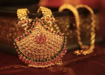 ऑटो चालक ने दिखाई ईमानदारी, 1.6 लाख रुपये का हार उसके मालिक को लौटाया