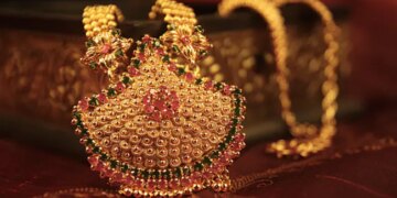 ऑटो चालक ने दिखाई ईमानदारी, 1.6 लाख रुपये का हार उसके मालिक को लौटाया