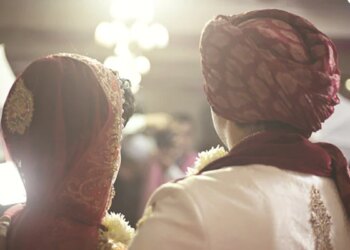 WATCH VIDEO: Funny Video Wife Husband Viral Video In Hindi | Bride Groom Viral Video