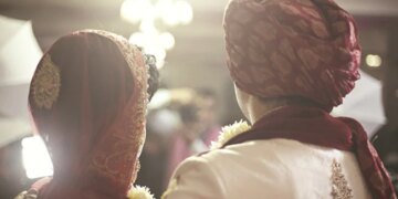 WATCH VIDEO: Funny Video Wife Husband Viral Video In Hindi | Bride Groom Viral Video