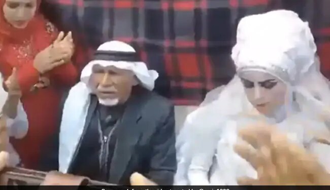 Viral Video: Man Marries 37th Time In Front Of 28 Wives 35 Children And 126 Grandchildren – 28 बीवियों, 35 बच्चों और 128 नाती-पोतों के सामने 37वीं शादी, लोग बोले