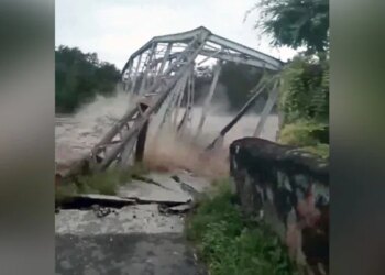 कैमरे में कैद हुआ खतरनाक नज़ारा : असम में बाढ़ के चपेट में आया ब्रिज, पलक झपकते ही ओझल हुआ