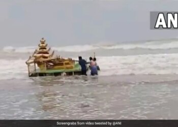 Effect Of Cyclone Asani A Mysterious Gold Coloured Chariot Was Spotted At Sunnapalli Coast In Srikakulam Of Andhra Pradesh