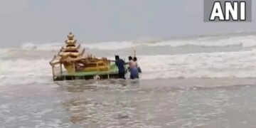 Effect Of Cyclone Asani A Mysterious Gold Coloured Chariot Was Spotted At Sunnapalli Coast In Srikakulam Of Andhra Pradesh